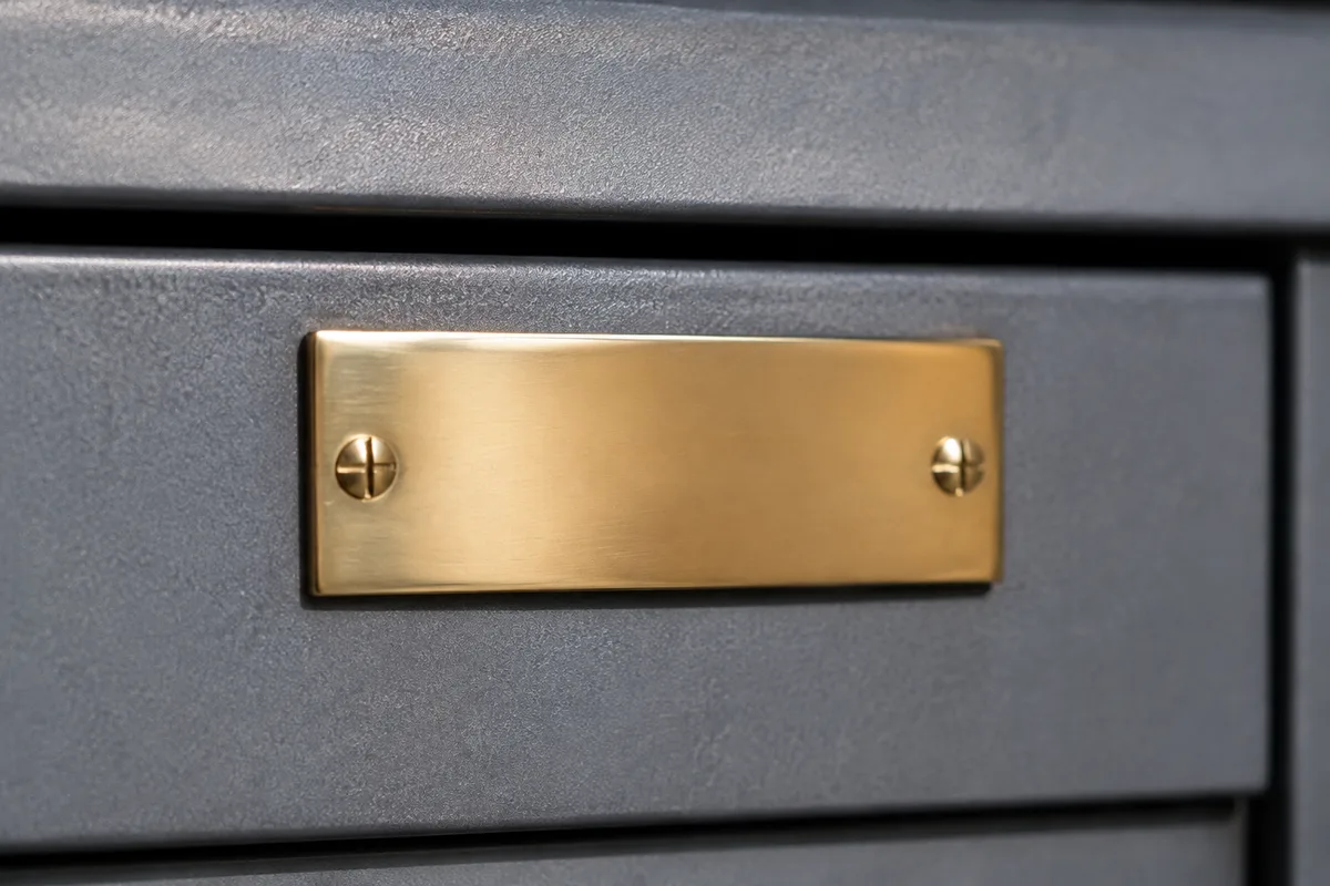 Plaque gravée avec nom et numéro fixée sur une boîte aux lettres